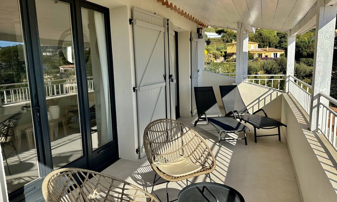 La Croix-Valmer Apartment | Magnificent apartment with sea view just a few minutes from the beach