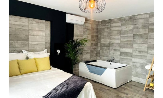 Saint-Cyprien Plage Apartment | Magnificent apartment with whirlpool bath.