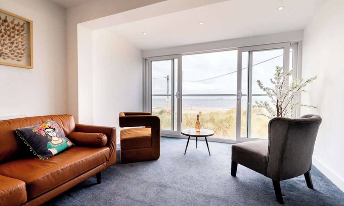Caister-on-Sea House | Magnificent Beach House - Seaview - Upside-down