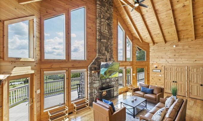 Bluemont House | Magnificent Bluemont Lodge with 5 Bedrooms 3 Baths