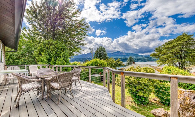 Cascade Locks Apartment | Magnificent Dog-Friendly Home w/Lake & Mountain Views from the Large Deck