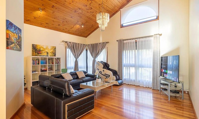 Eltham Villa | Magnificent Eltham House with stunning view