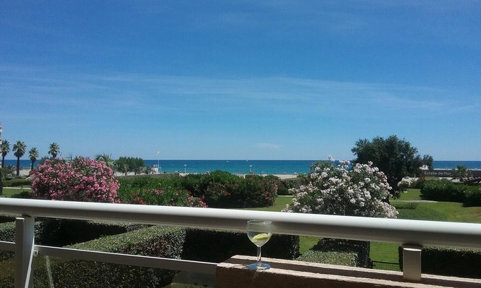 La Cote Radieuse Apartment | Magnificent sea views just steps from the beach