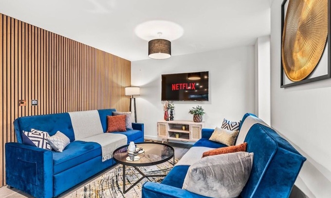 Cheltenham House | Magnificent Getaway in Cheltenham-Parking - Garden