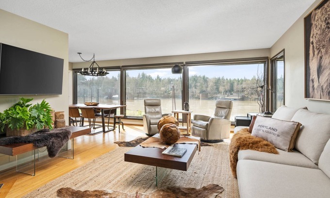 Oak Grove House | Magnificent Home on Banks of the Willamette River, Hot Tub, Fire-Pit, Cornhole, 9 Miles to Downtown