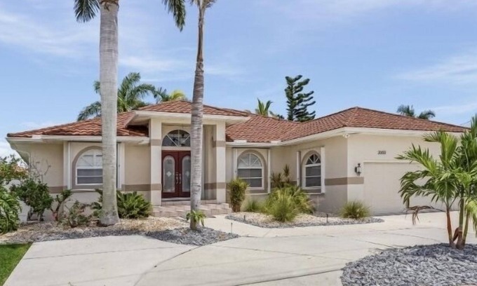Punta Gorda House | MAGNIFICENT! LUXURY WATERFRONT HOME;BIG HEATED POOL-80’ DOCK! 5 MIN FISH VILLAGE