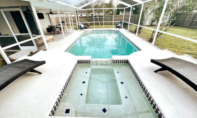 Oakford Park House | Magnificent Pool House in the Heart of Tampa - Sleeps 10