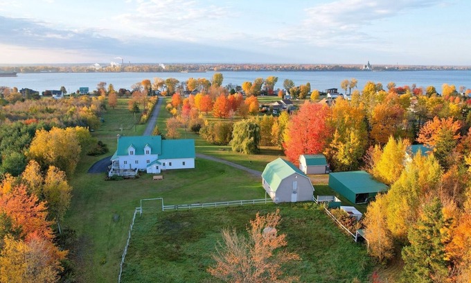 Becancour House | Magnificent Ranch-style estate with Spa, game room. 10min from Trois-Rivieres