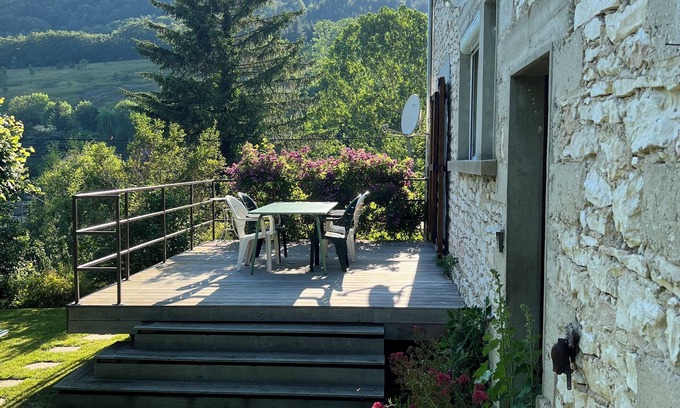 Rencurel House | Magnificent renovated stone house -1st floor 70m², 5 pers - terrace - garden