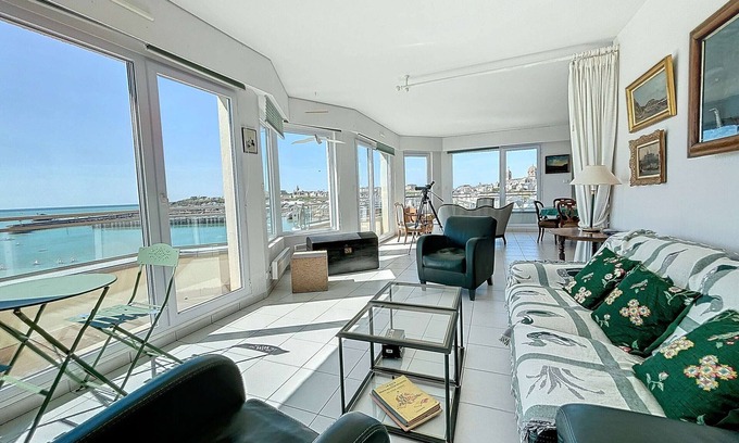 Granville Apartment | Magnificent seaside apartment with parking and Wi-Fi in Granville