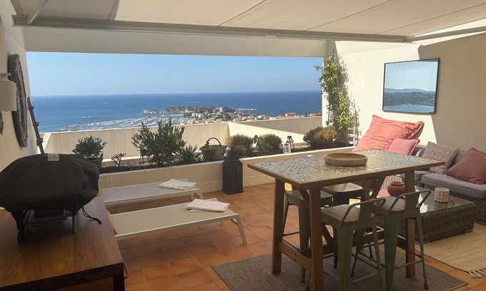 Bandol Apartment | Magnificent T2 sea view 4* at the tourist office, Swimming pool + Scooter possibility