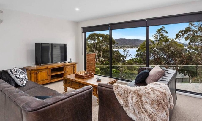 Lauderdale House | Magnificent villa on the bay - 3 min walk to the beach, 10 min to shops / cafes