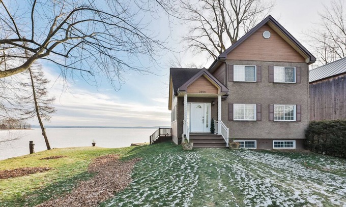 Saint-Placide Cottage | Magnificent waterfront cottage on Ottawa river