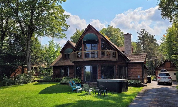 Stratford Ski Chalet | Magnifique Chalet sur le Lac, Terrain Boisé et Ruisseau, spa et Salle de jeu