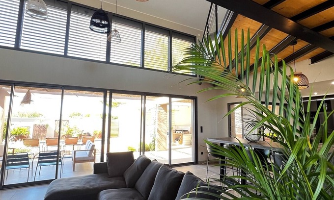 Magalas House | Magnifique Loft, 300m2, 6 Chambres, Avec Piscine et spa