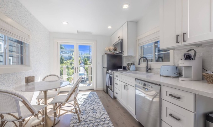 Alki Cottage | Magnolia Cottage near West Seattle's Alki Beach