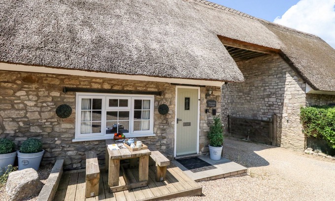 Osmington Mills Cottage | MAGNOLIA COTTAGE OSMINGTON, pet friendly in Osmington
