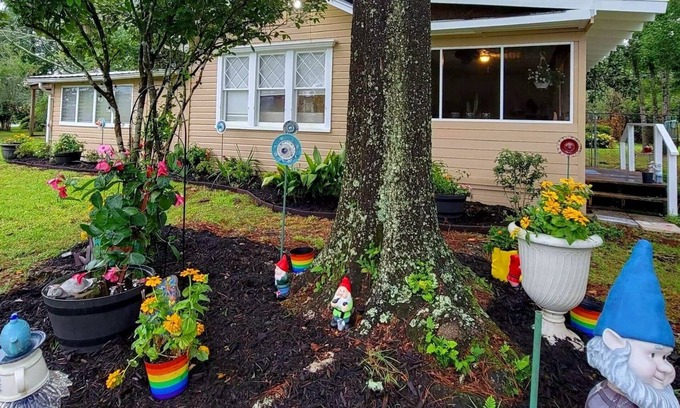 Foley House | Magnolia Gnomes and Gardens, Large Fenced yard and Pets Stay Free!