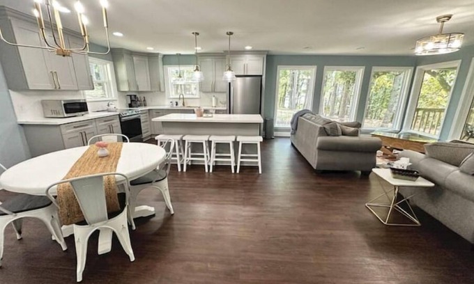 Avinger House | Magnolia Lake House
