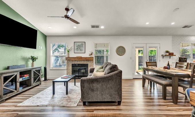 Hanford House | Magnolia Peaceful Vibes + Cozy Near Hospital Lemoore Base and centrally located