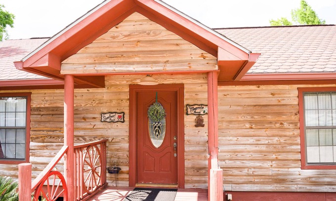 Gardner Cottage | Magnolia Rm in Carriage-Queen-Jetted Tub -Balcony