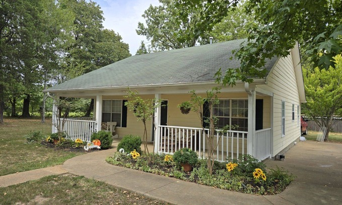 Independence House | Magnolia Vacation Rental w/Porch & Pond