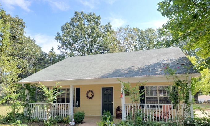 Independence Cottage | Magnolia Vacation Rental w/ Porch & Pond