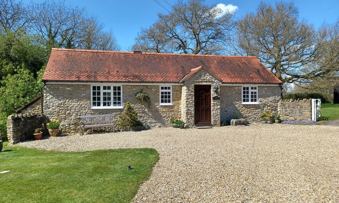 Bruton Cottage | MAGPIE COTTAGE, pet friendly, with a garden in South Brewham