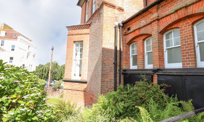 St Leonards-On-Sea Cottage | MAGPIES, family friendly, with a garden in St Leonards-On-Sea