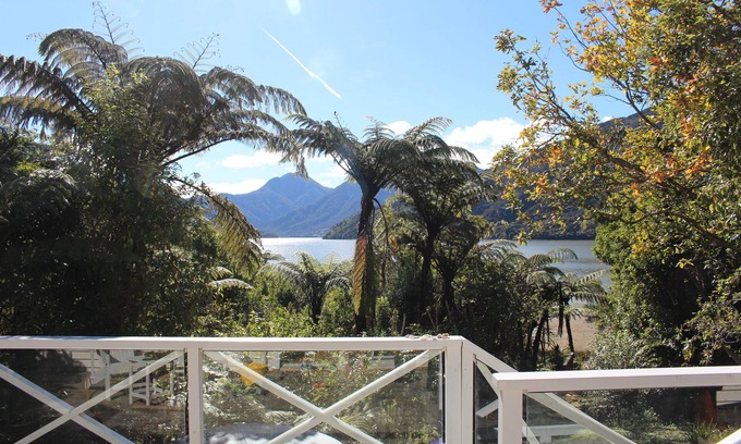 Havelock Cottage | Mahakipawa Waterfront Hideaway - Belvue Bay Home