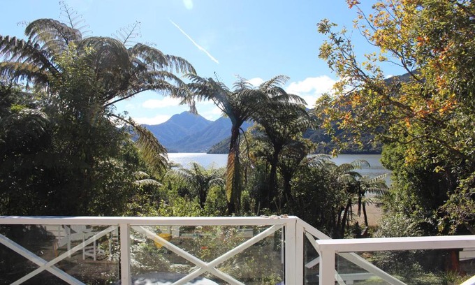 Havelock House | Mahakipawa Waterfront Hideaway - Belvue Bay Home