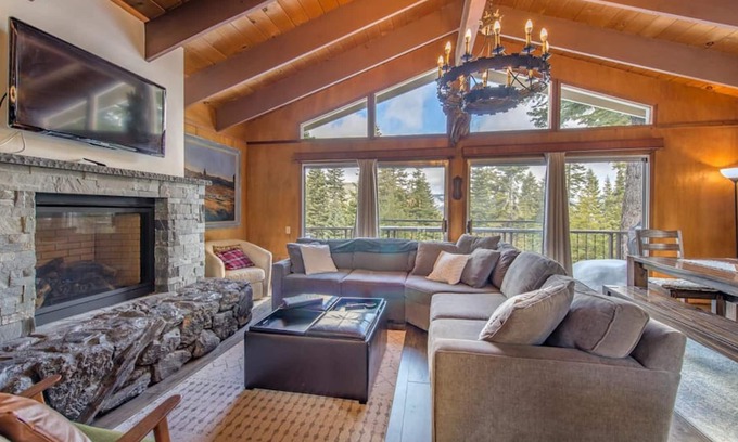 Chamberlands House | Mahogany by AvantStay | Snowbird Cabin w/ Full Chamberlands Access!