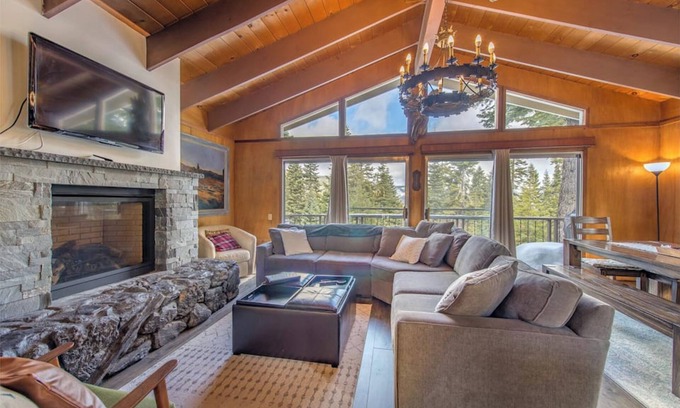 Chamberlands Cabin | Mahogany by AvantStay | Snowbird Cabin w/Full Chamberlands Access!