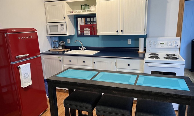 Mahone Bay Apartment | Mahone Bay Town Center 2 Bedroom Apt. - Steps to Everything - Vacation Oasis