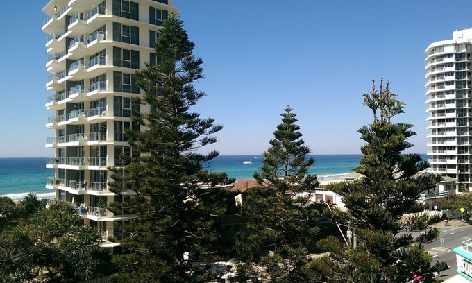 Main Beach Apartment | Main Beach Pde, Main Beach - Perfect holiday location