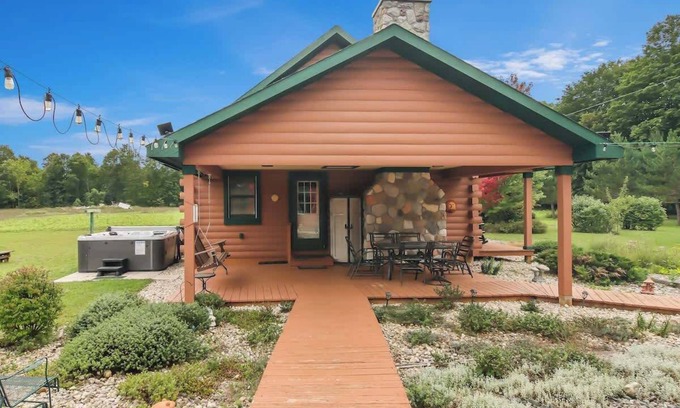Beulah Cabin | Main Cabin Only Close to Crystal Mt with Hot Tub