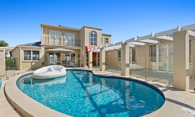 Sorrento House | Main River Mansion 5 bed + pool