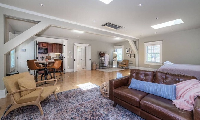 Lexington Apartment | Main St Lexington Modern Loft APT, walk to WLU VMI