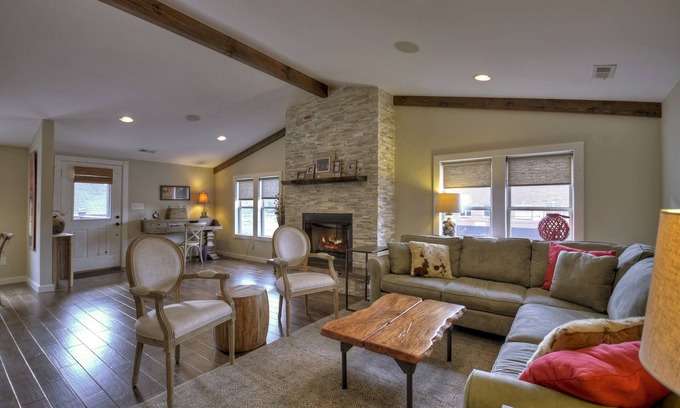 Blue Ridge House | Main Street Cottage - Downtown Blue Ridge