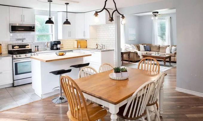 Port Dover House | Main Street Family Retreat, Walking Distance to Beach & Downtown. Pet Friendly!