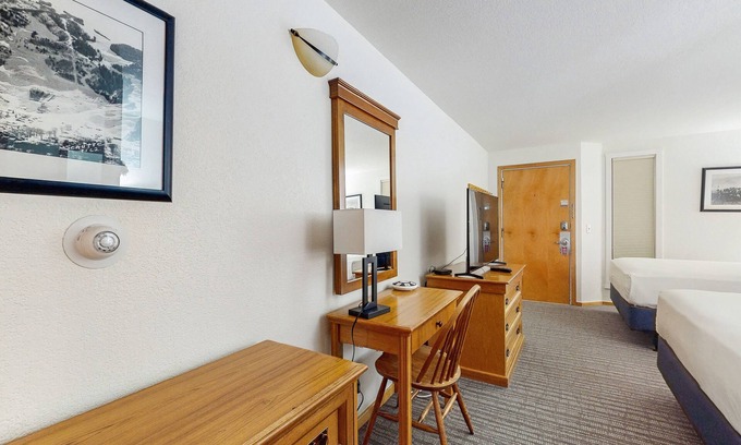 West End Cabin | Main Street gem - pool & hot tub - walk to lifts, dog-friendly, ground-floor