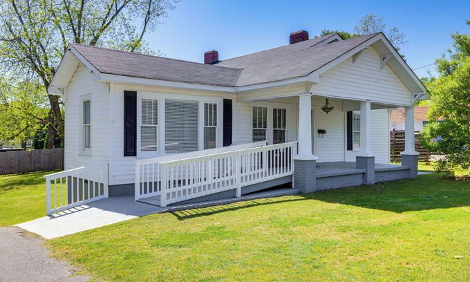 Pine Mountain House | Main Street Home: 1 Mile to Callaway Gardens