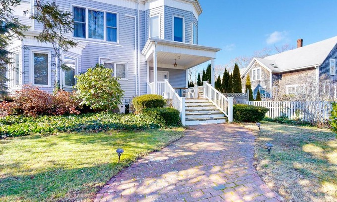 Vineyard Haven Apartment | Main Street Upper