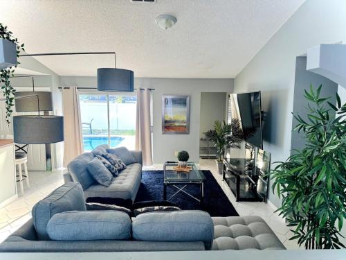 Buena Ventura Lakes House | Main Villa 15 mins from Theme Parks & MCO