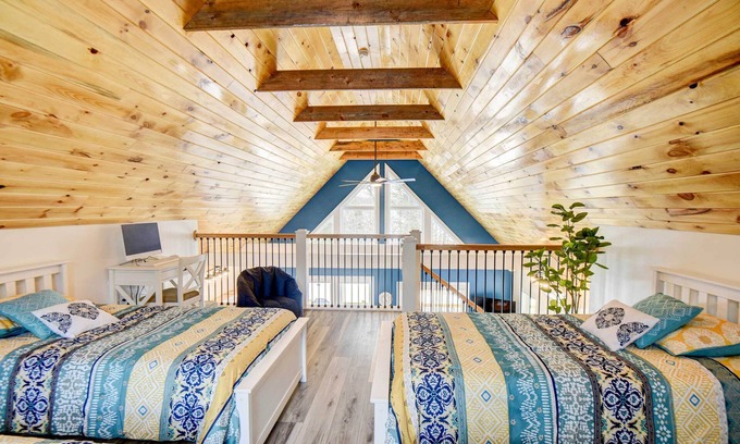 Harrison House | Maine Retreat w/Balcony: 5 Mi to Lakes