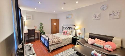 Steeles House | Mainfloor Spacious Room in Toronto