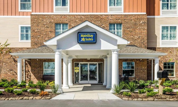 Hackberry Hotel | MainStay Suites Hackberry Sportsman's Lodge