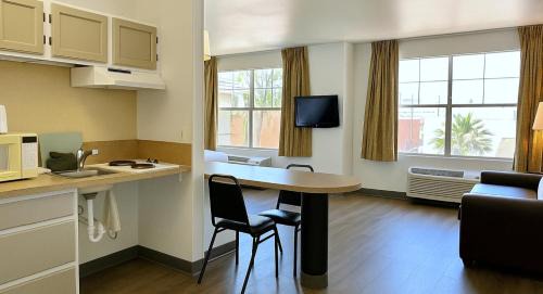 Paradise Hotel | MainStay Suites Las Vegas Flamingo