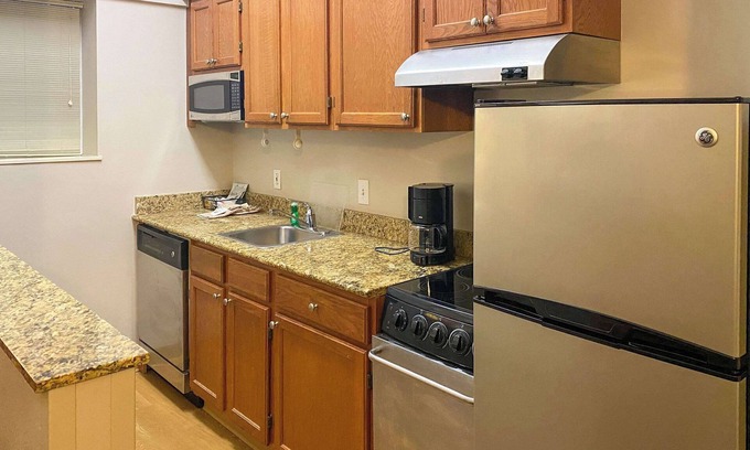 Middleburg Heights Hotel | MainStay Suites Middleburg Heights Cleveland Airport