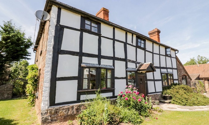 Putley Cottage | MAINSTONE HOUSE, pet friendly, luxury holiday cottage in Ledbury